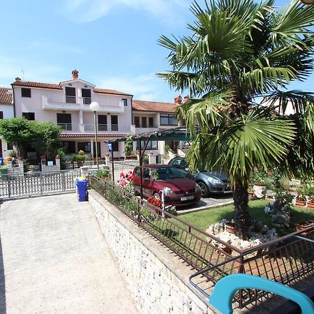 Apartments Rozela Ровінь Екстер'єр фото